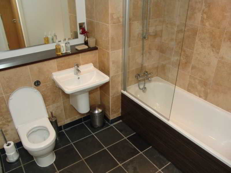 Premier Inn Manchester Salford Quays Exterior photo