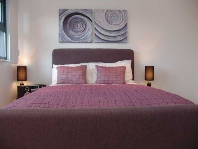 Premier Inn Manchester Salford Quays Exterior photo