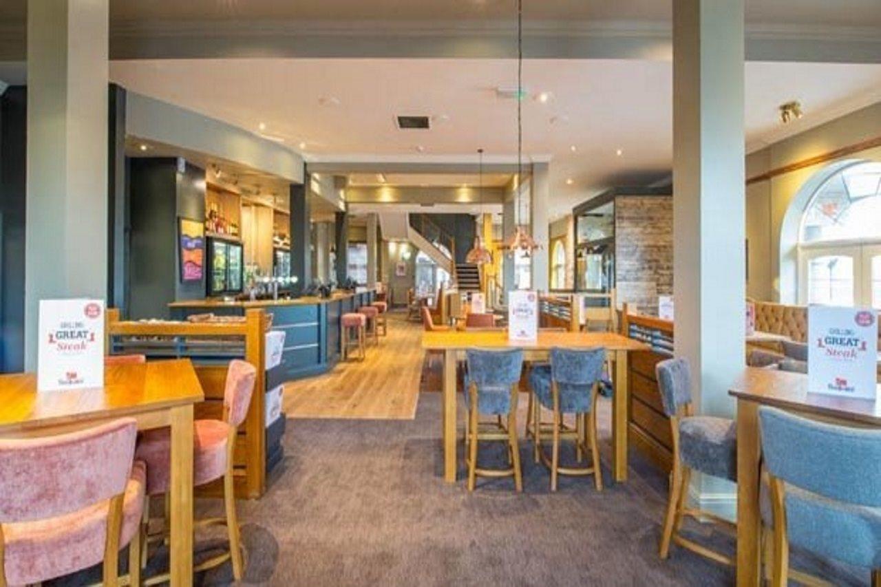 Premier Inn Manchester Salford Quays Exterior photo